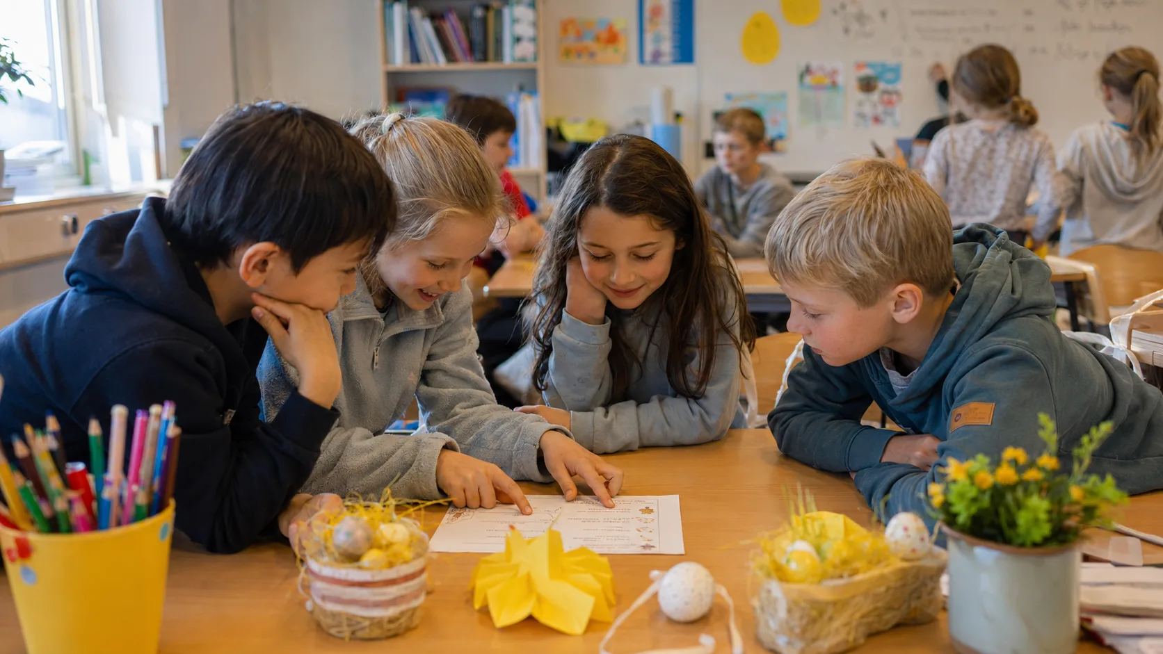 Barn som samarbeider om påskespørsmål på skolen